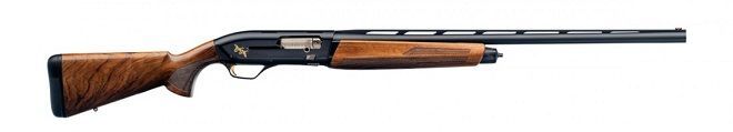 Una escopeta con culata y guardamanos de madera, receptor y cañón de metal negro, sobre un fondo blanco.