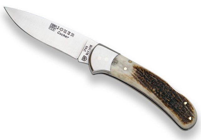 Navaja de bolsillo con hoja plateada y mango de asta, angulada sobre superficie blanca.