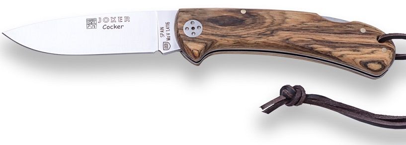 Navaja plegable con mango de madera y cordón negro. La hoja está parcialmente abierta.