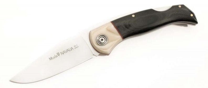 Un cuchillo plegable con mango negro y hoja plateada.