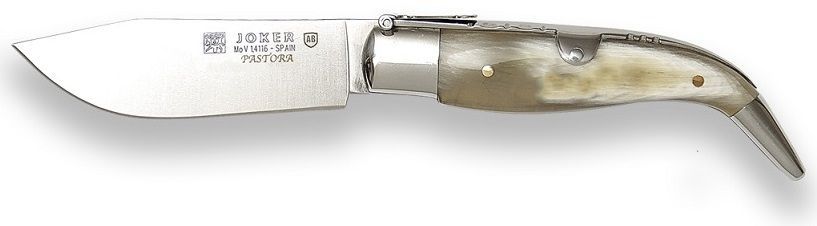 Navaja plegable con mango de cuerno curvado y hoja plateada, parcialmente abierta.