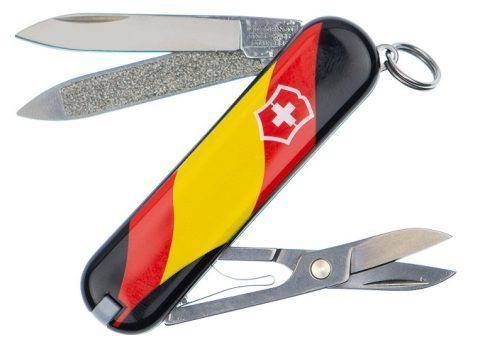 Navaja suiza con diseño de bandera alemana: negra, roja y amarilla. Contiene tijeras, lima y hoja.