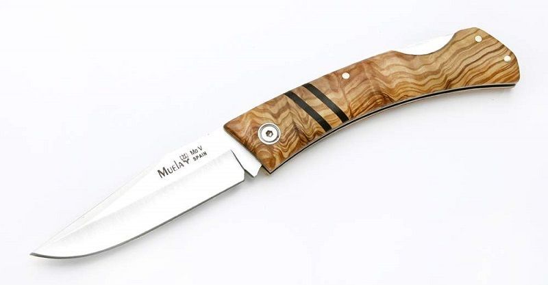 Navaja de bolsillo plegable con mango de madera de olivo y hoja de acero inoxidable.