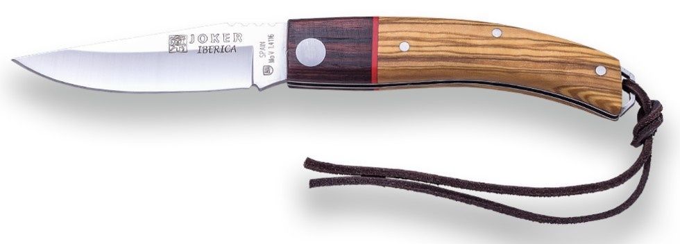 Una navaja de bolsillo plegable con mango de madera, hoja brillante y cordón de color marrón oscuro.