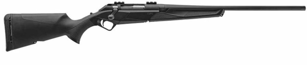 Rifle negro con mira telescópica.