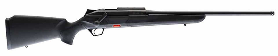 Un rifle negro con cañón largo y gatillo. El rifle se ve sobre un fondo blanco.