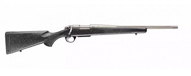 Rifle de cerrojo con culata moteada de color negro y cañón plateado, sobre un fondo blanco.