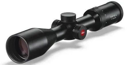 Mira telescópica Leica de color negro, con diales ajustables, sobre fondo blanco.