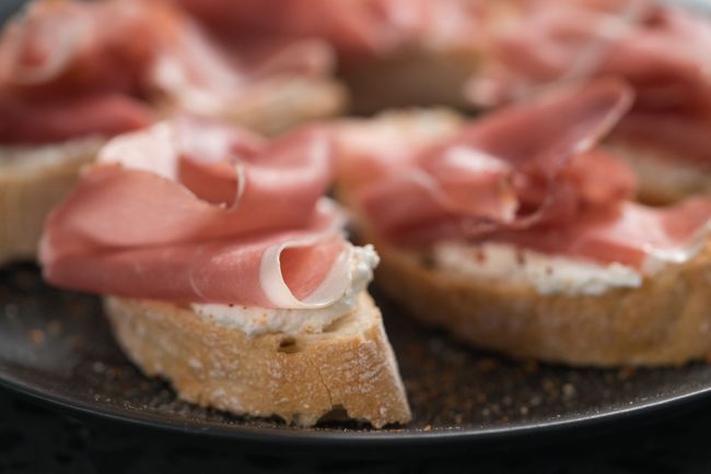 Un primer plano de un plato de comida con jamón y queso.