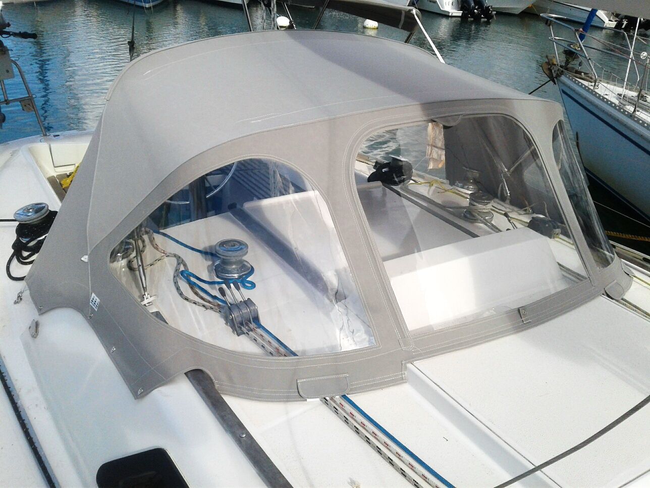 Cabine d'un voilier équipé d'un bimini gris et de panneaux transparents