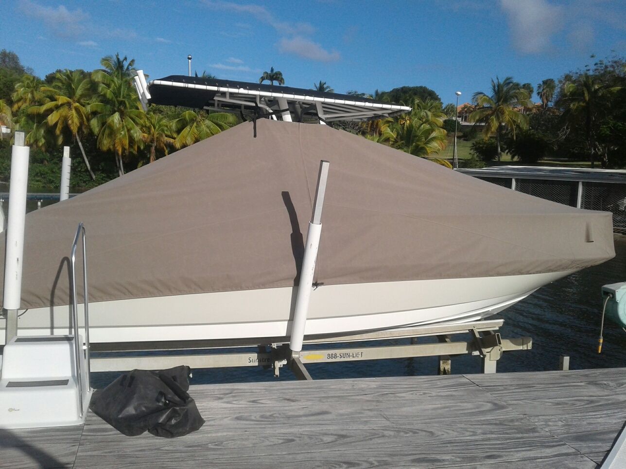 Housse de protection beige d'un bateau