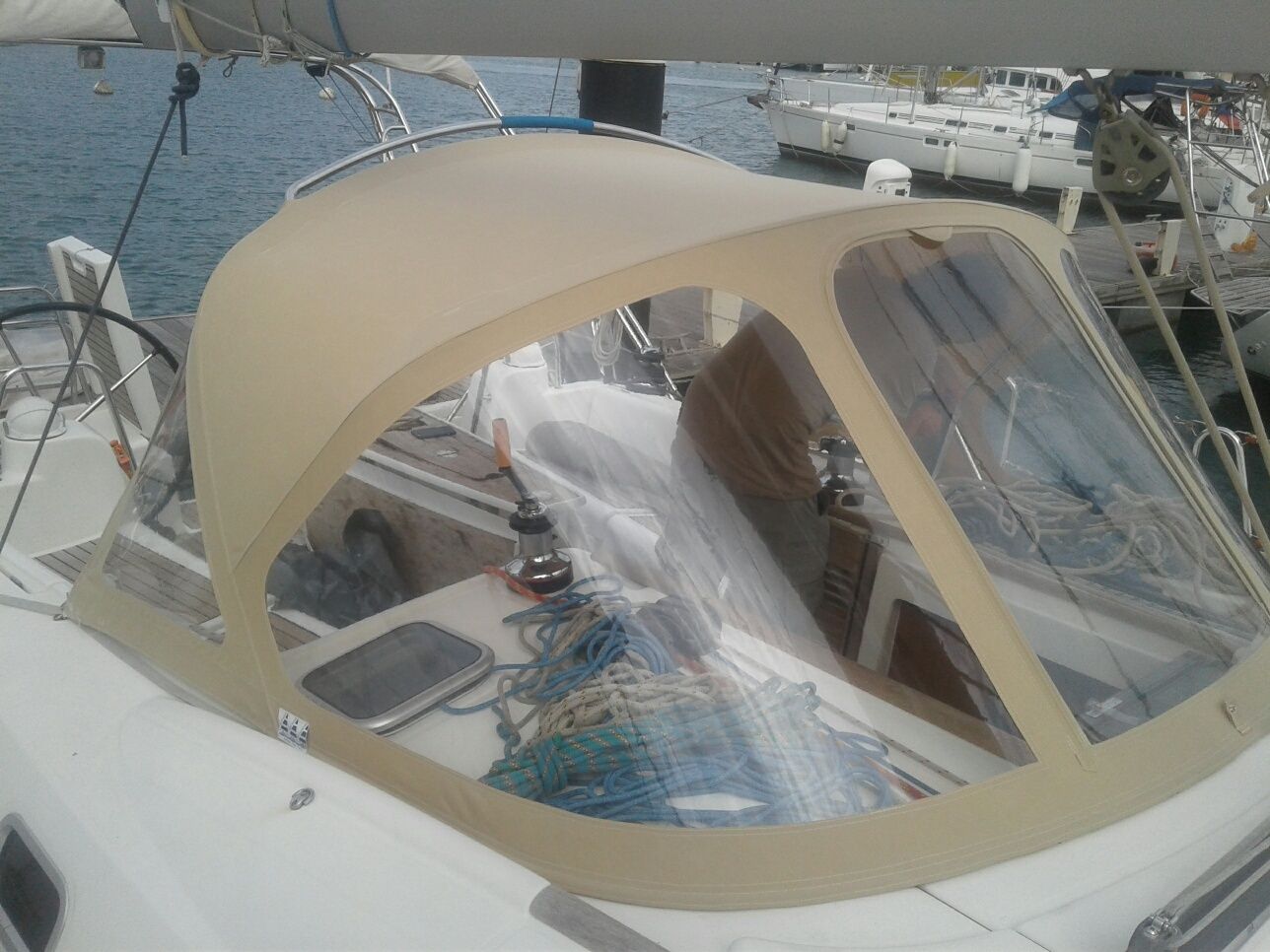 Cabine d'un voilier équipé d'un bimini et de panneaux transparents