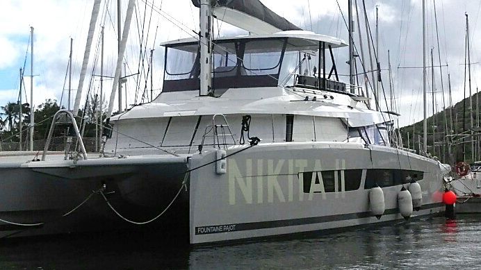 Vue sur un grand bateau avec inscription dessus