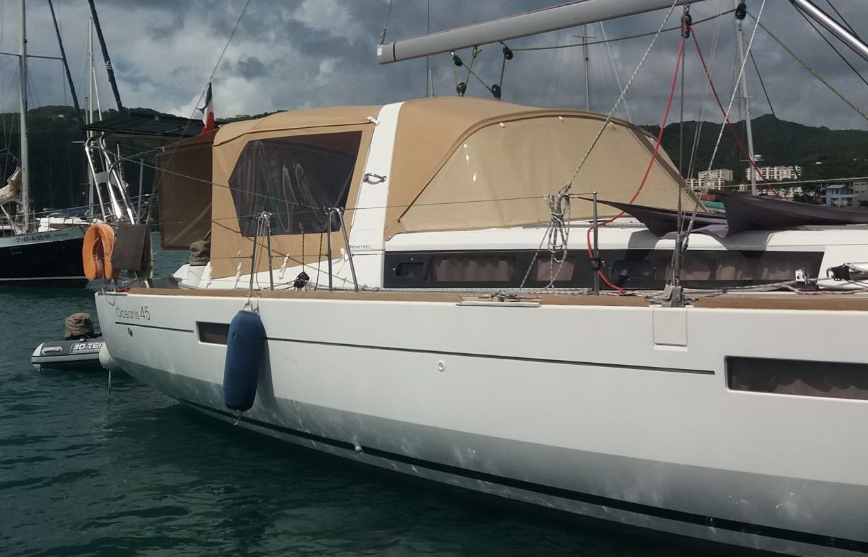 Taud de soleil beige sur un bateau avec panneaux transparents