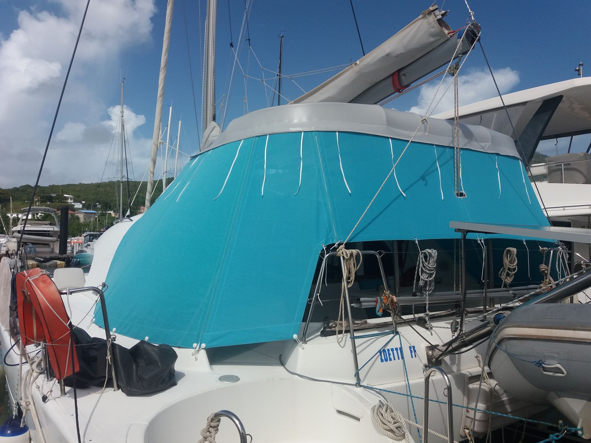 Taud de soleil bleu turquoise sur un bateau