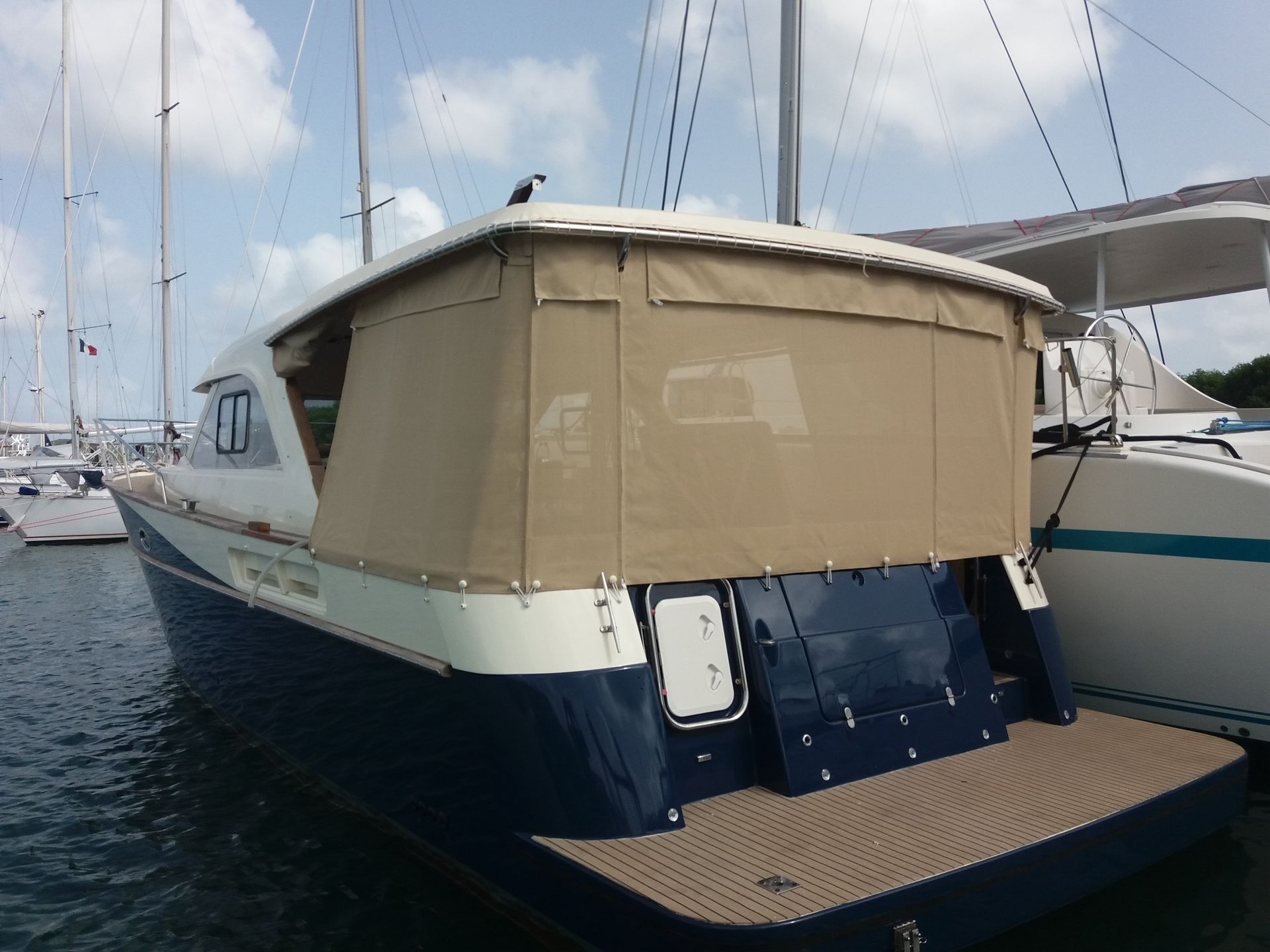 Taud de soleil beige sur un bateau