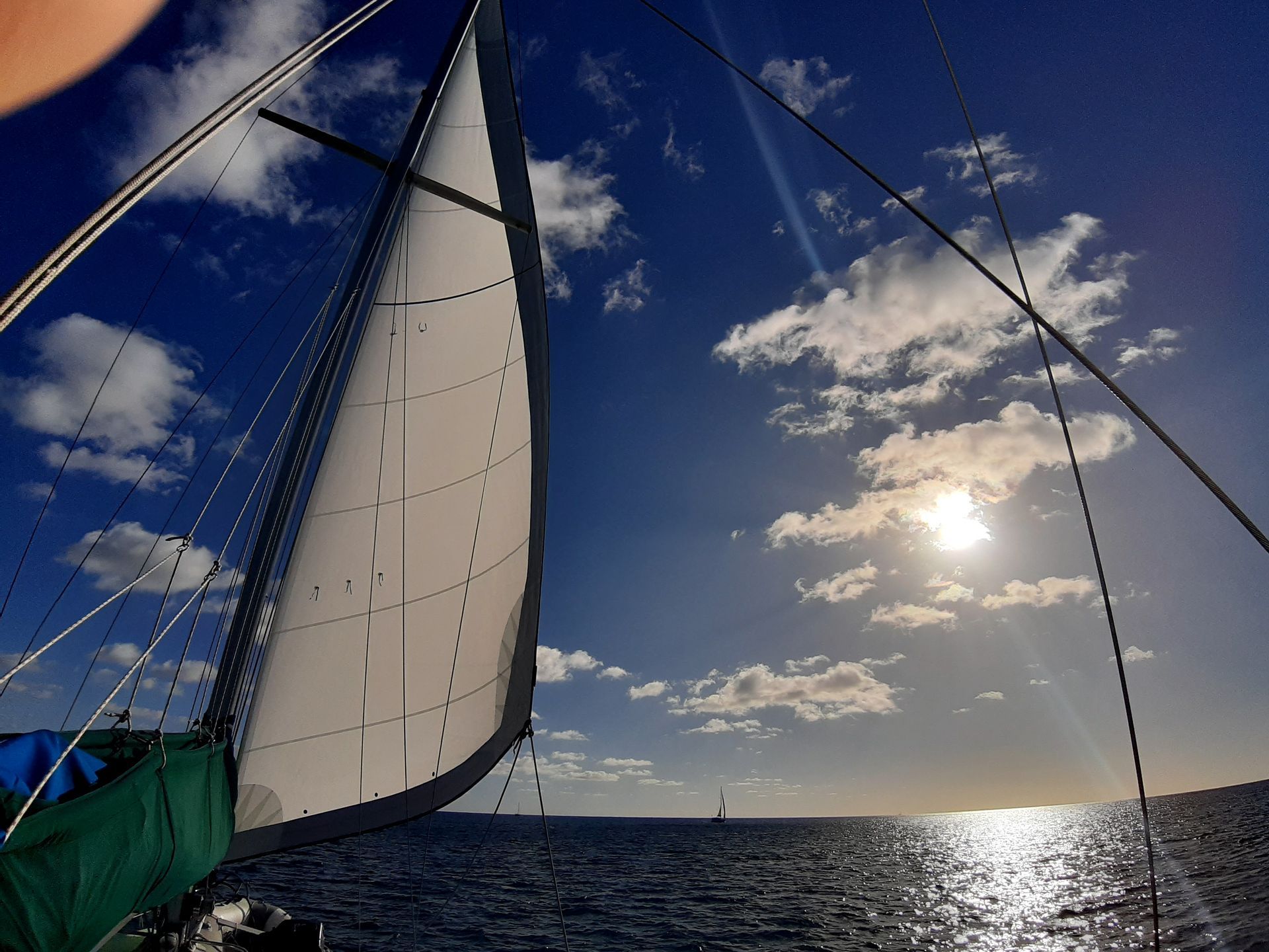 Vue sur mer de l'intérieur d'un bateau 