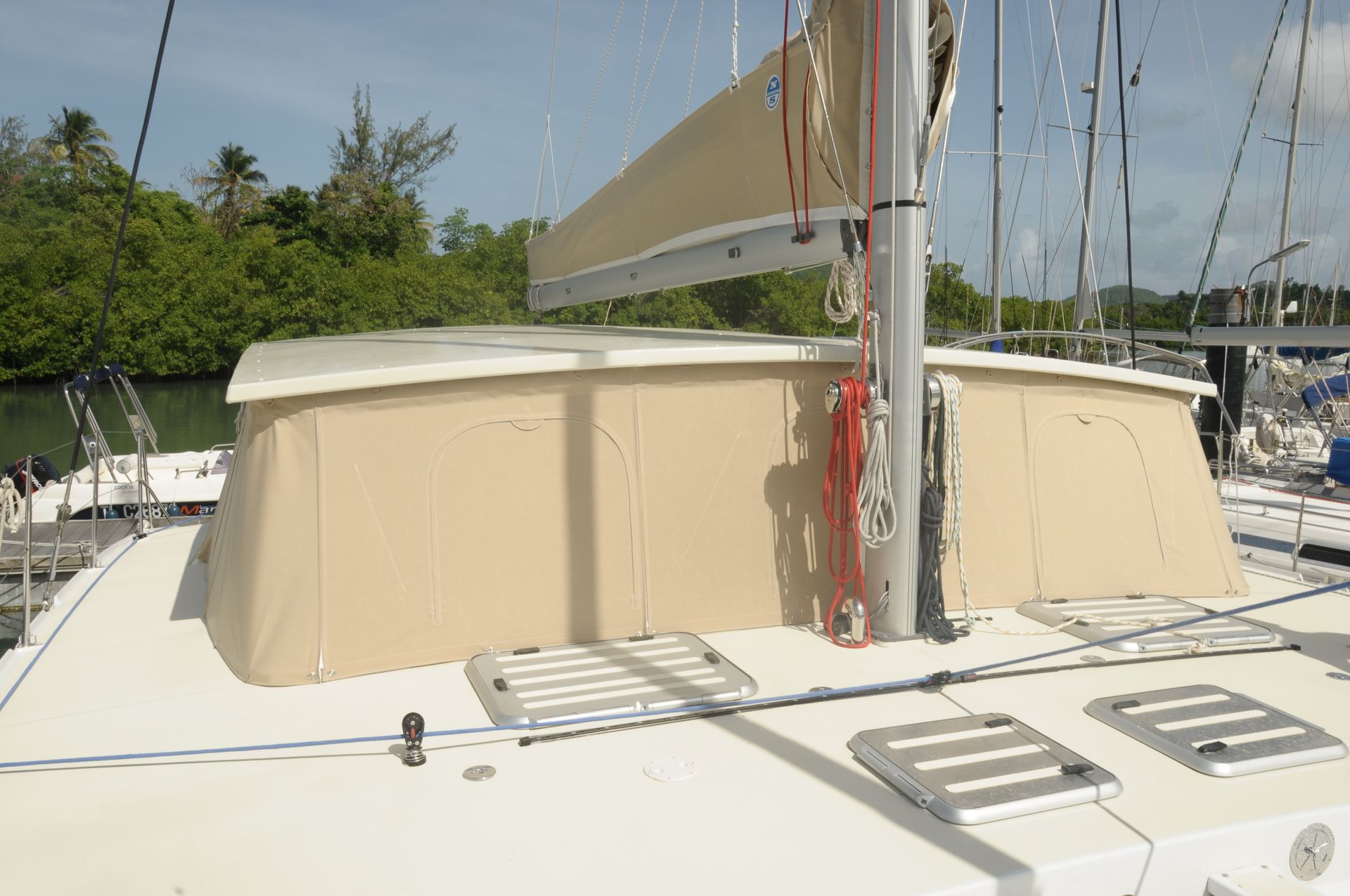 Vue supérieure d'un bateau avec bimini beige