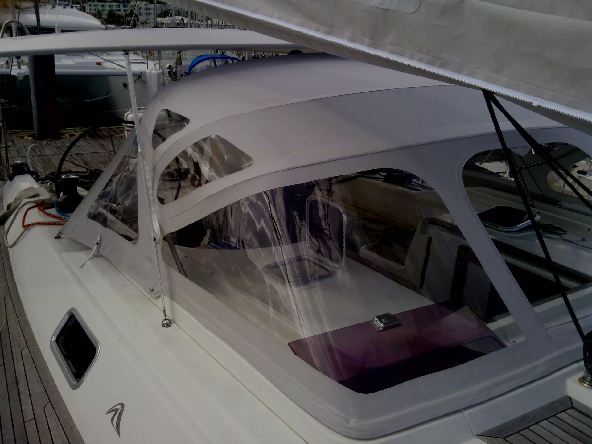 Partie supérieure et la cabine d'un voilier équipé d'un bimini et de panneaux transparents