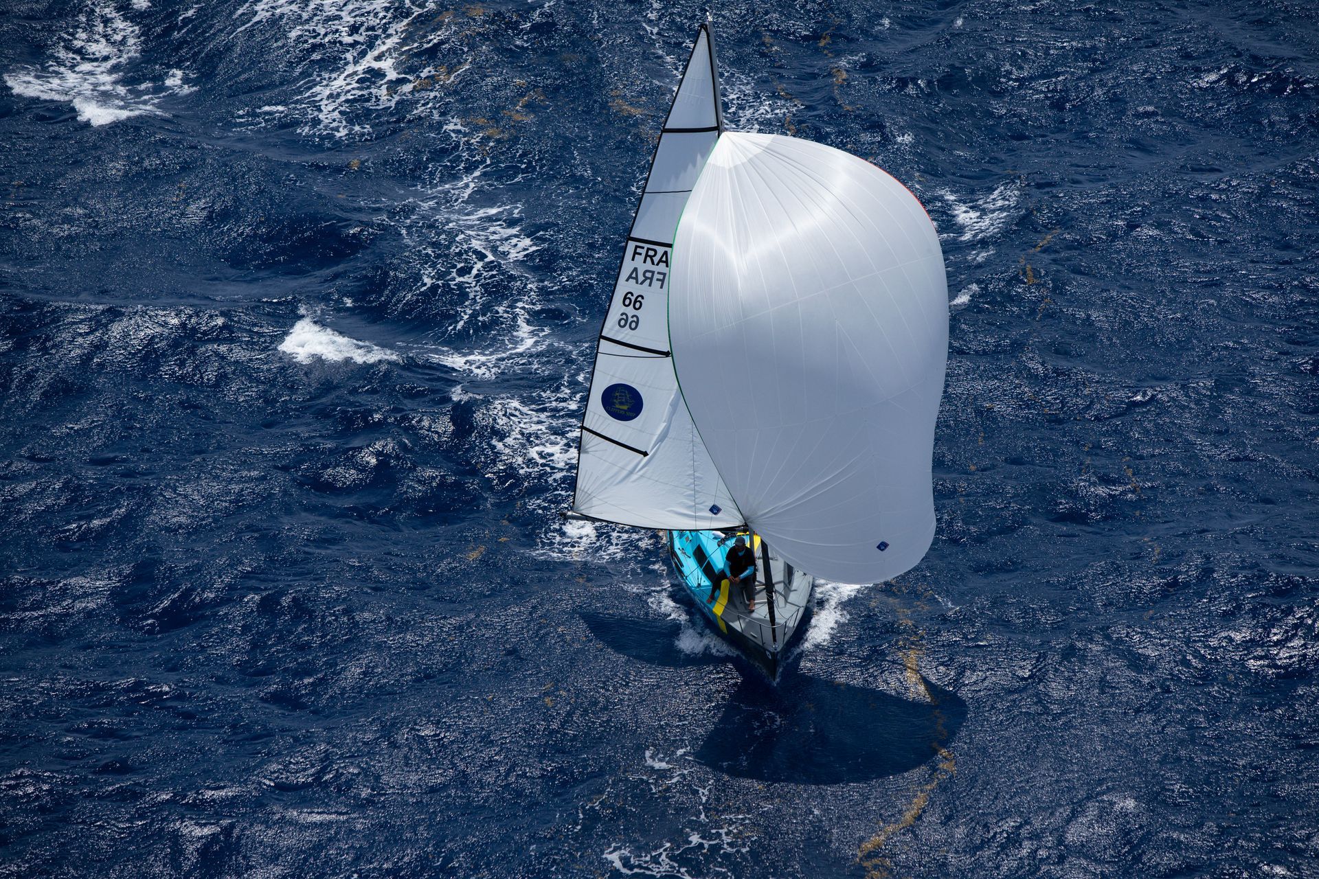 Vue du ciel sur un bateau avec voiles mises en avant