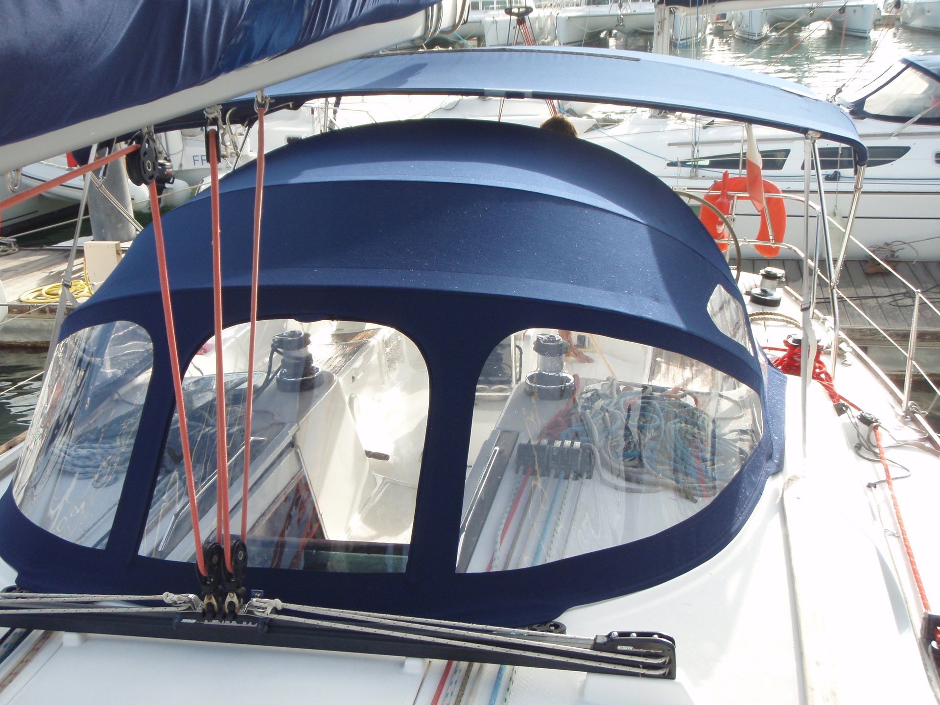 Vue extérieure d'un bateau avec bimini bleu