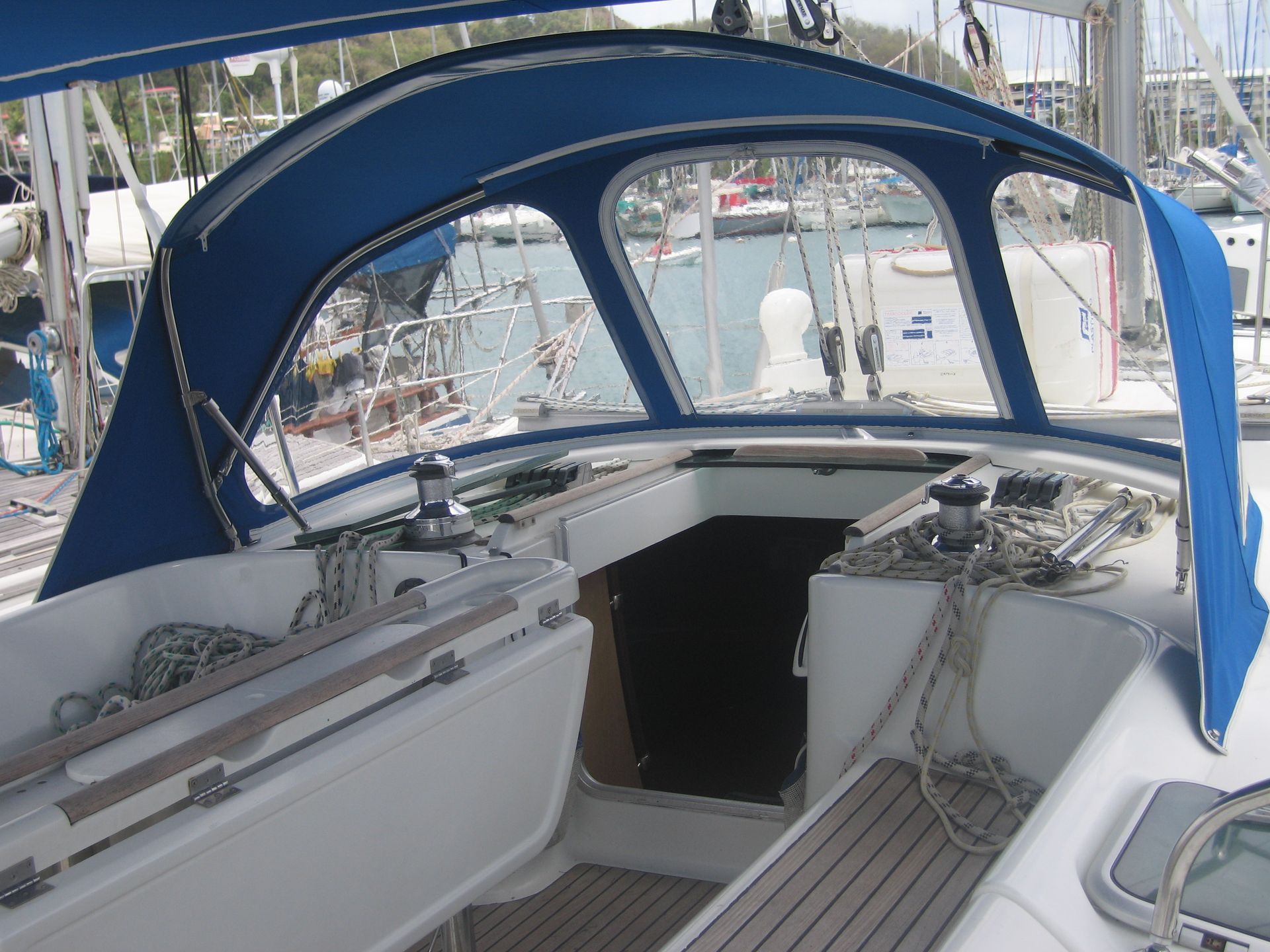 Vue intérieure d'un bateau avec bimini bleu
