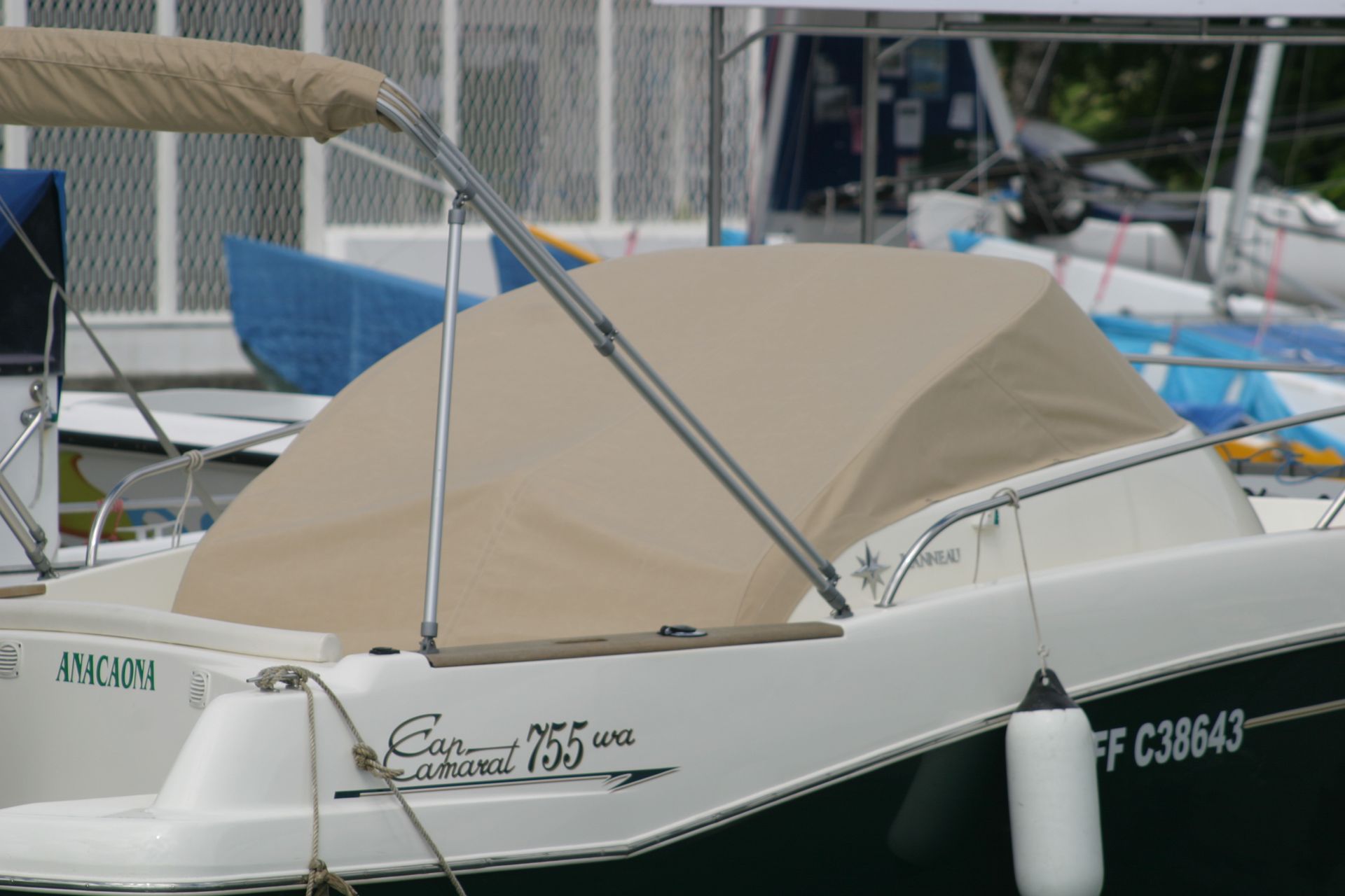 Partie supérieure d'un voilier équipé d'un bimini 