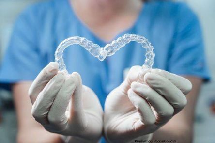 Zahnarztpraxis Dr. Carola Pauli Zahnarzt formt ein Herz aus Veneers