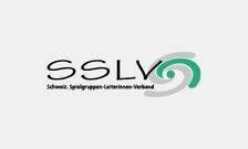 SLV-Logo mit schwarzen Buchstaben und einem grünen Wirbel auf weissem Hintergrund