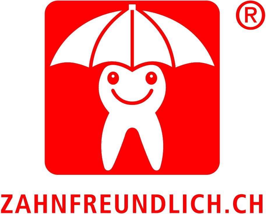 Rotes Logo mit lächelnder Zahnfigur, die einen Regenschirm hält, und dem Text „ZAHNFREUNDLICH.CH“