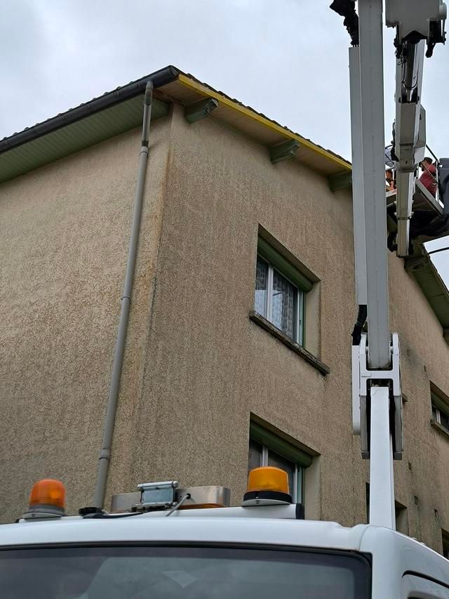 Rénovation d'une toiture avec un camion