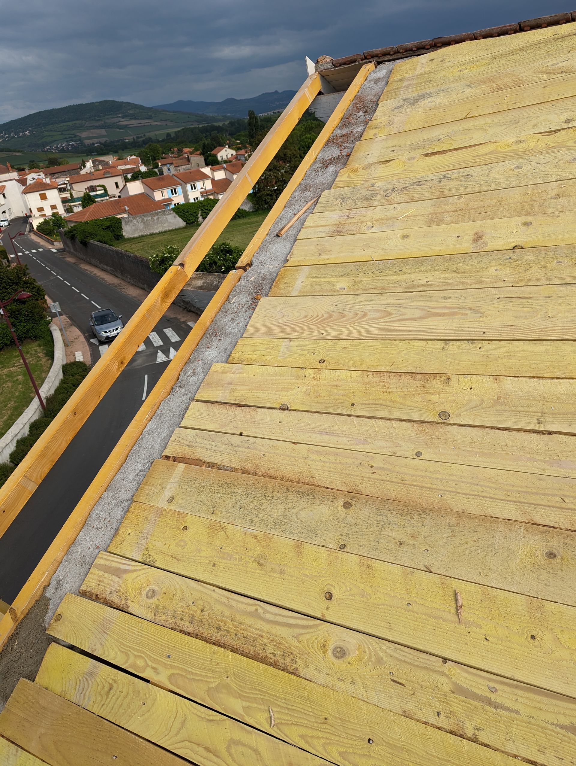 Réfection de toiture en tuiles, ouvrage bois, gros plan