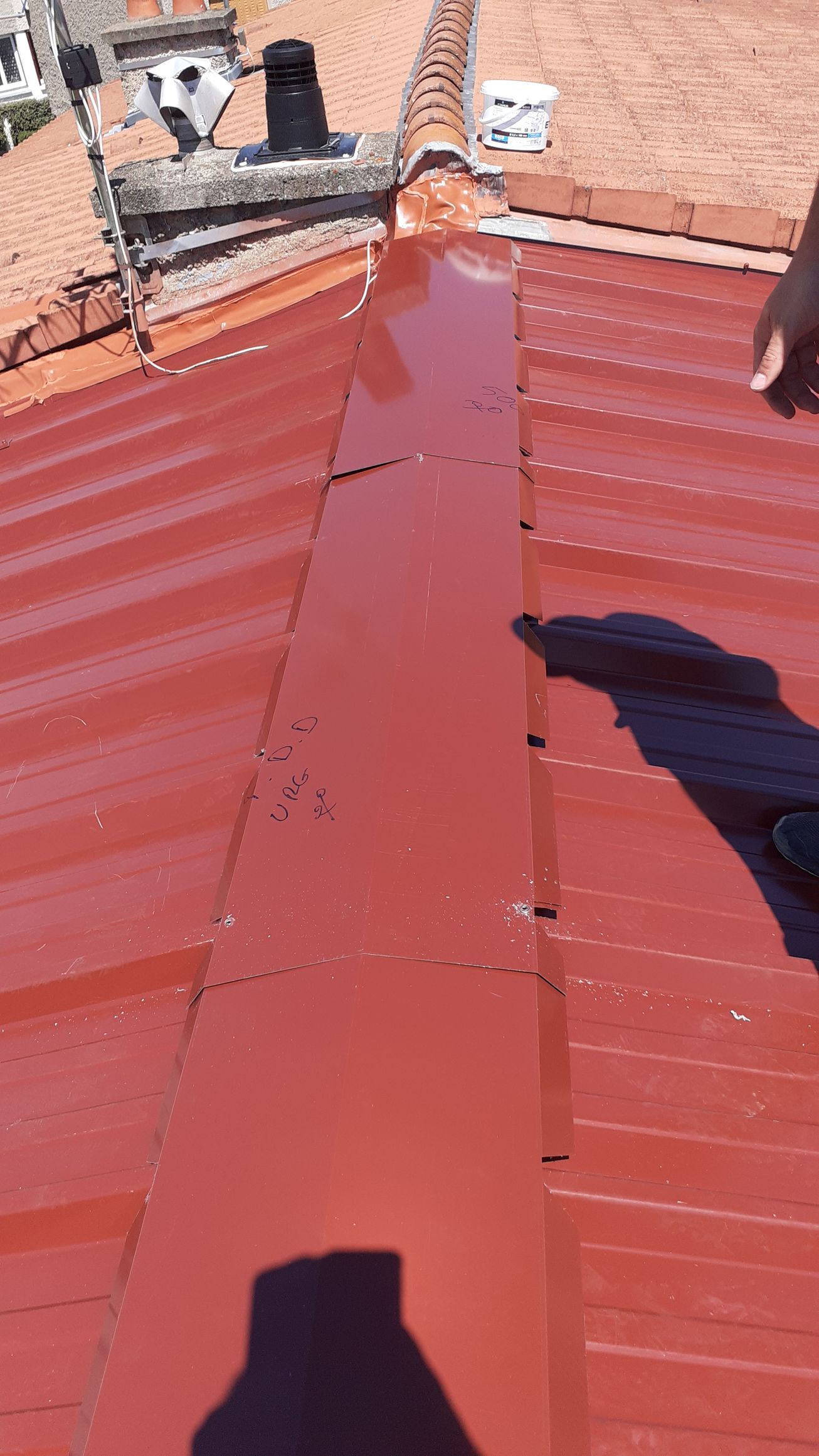 Toit en métal rouge