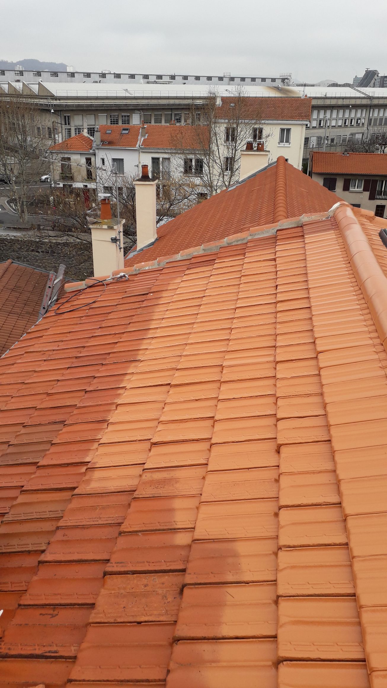 Toit à nettoyer, vue sur les tuiles