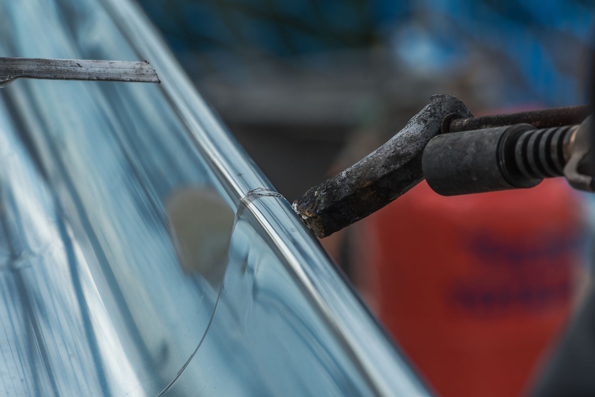 Gros plan sur une pièce en zinc, travaux en cours