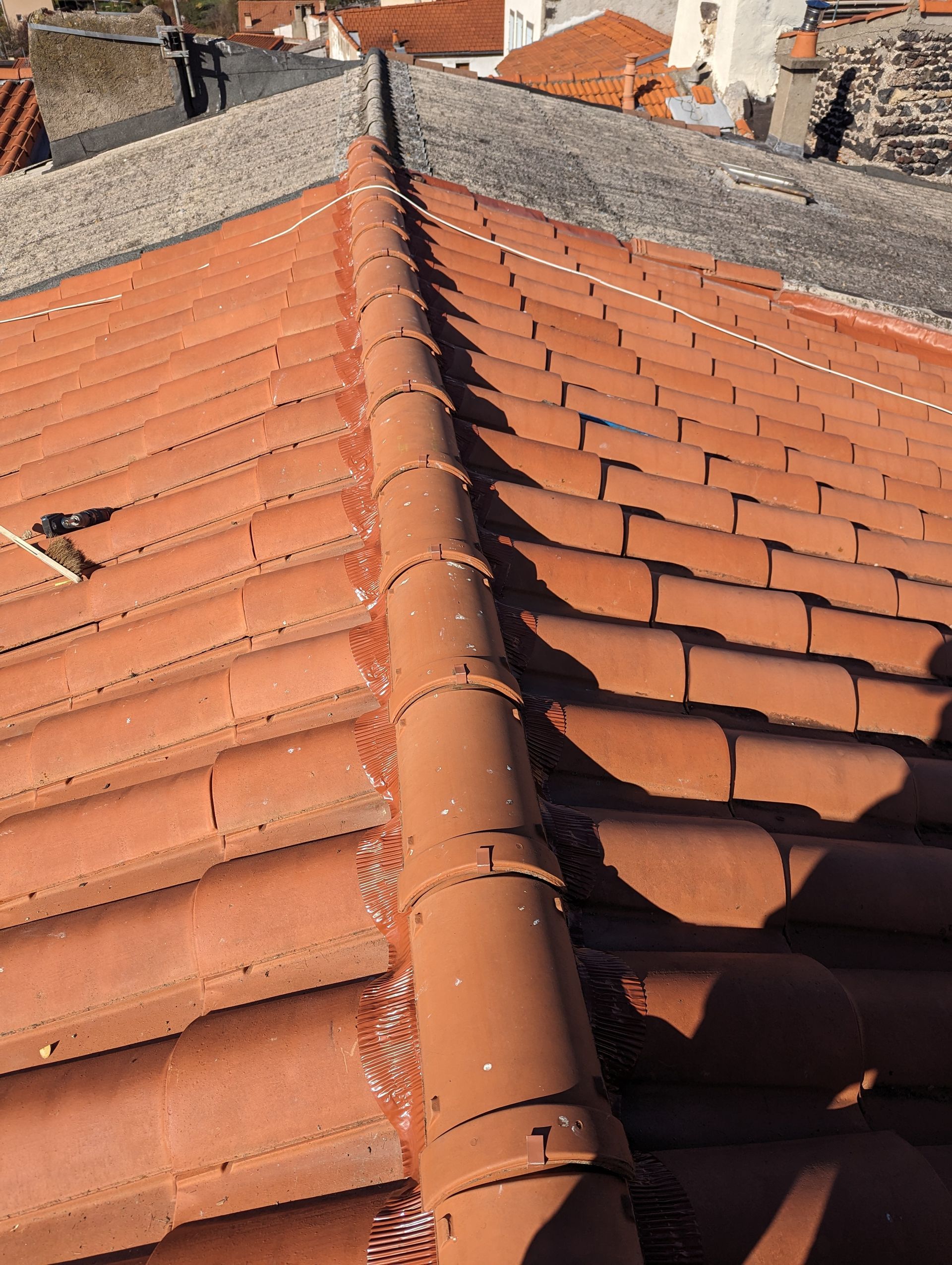 Vue sur tuiles en gros plan, centre du toit