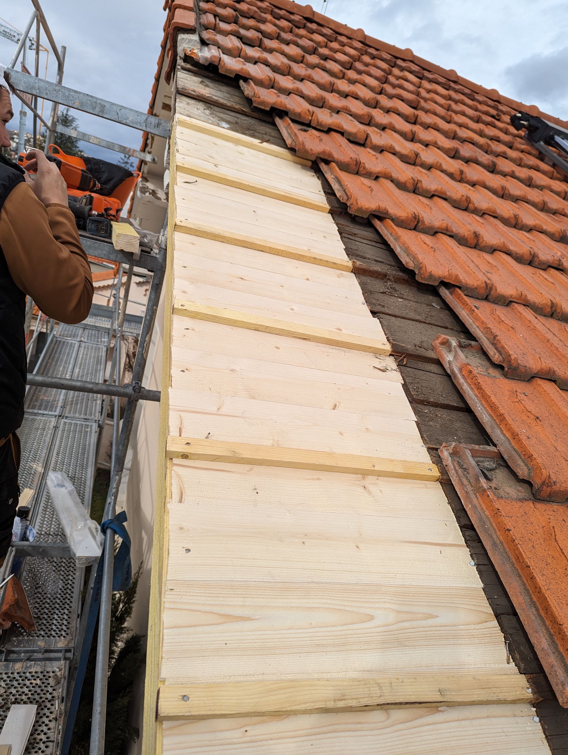 Construction d'un toit, pose de tuiles en terre cuite