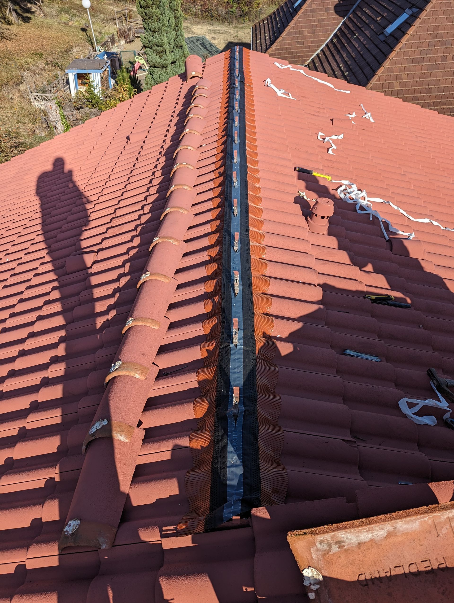 Vue sur tuiles en gros plan, centre du toit, suite des travaux