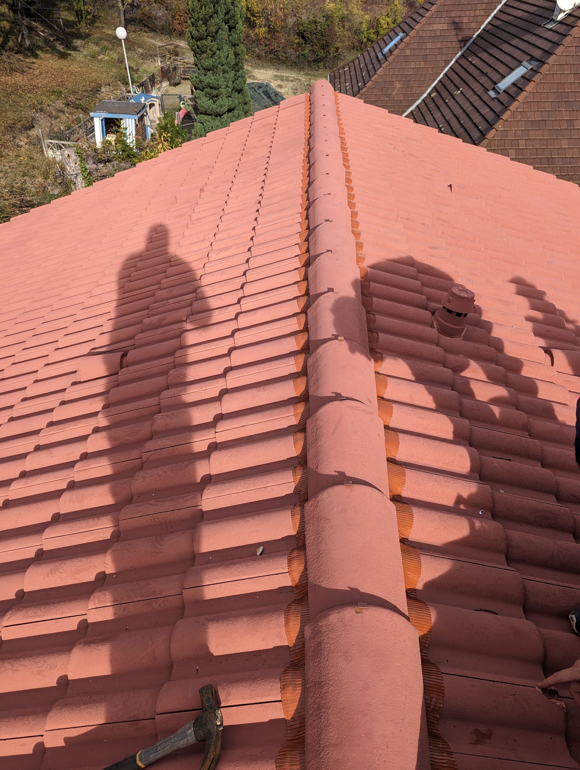 Travaux terminés, vue sur tuiles en gros plan, centre du toit