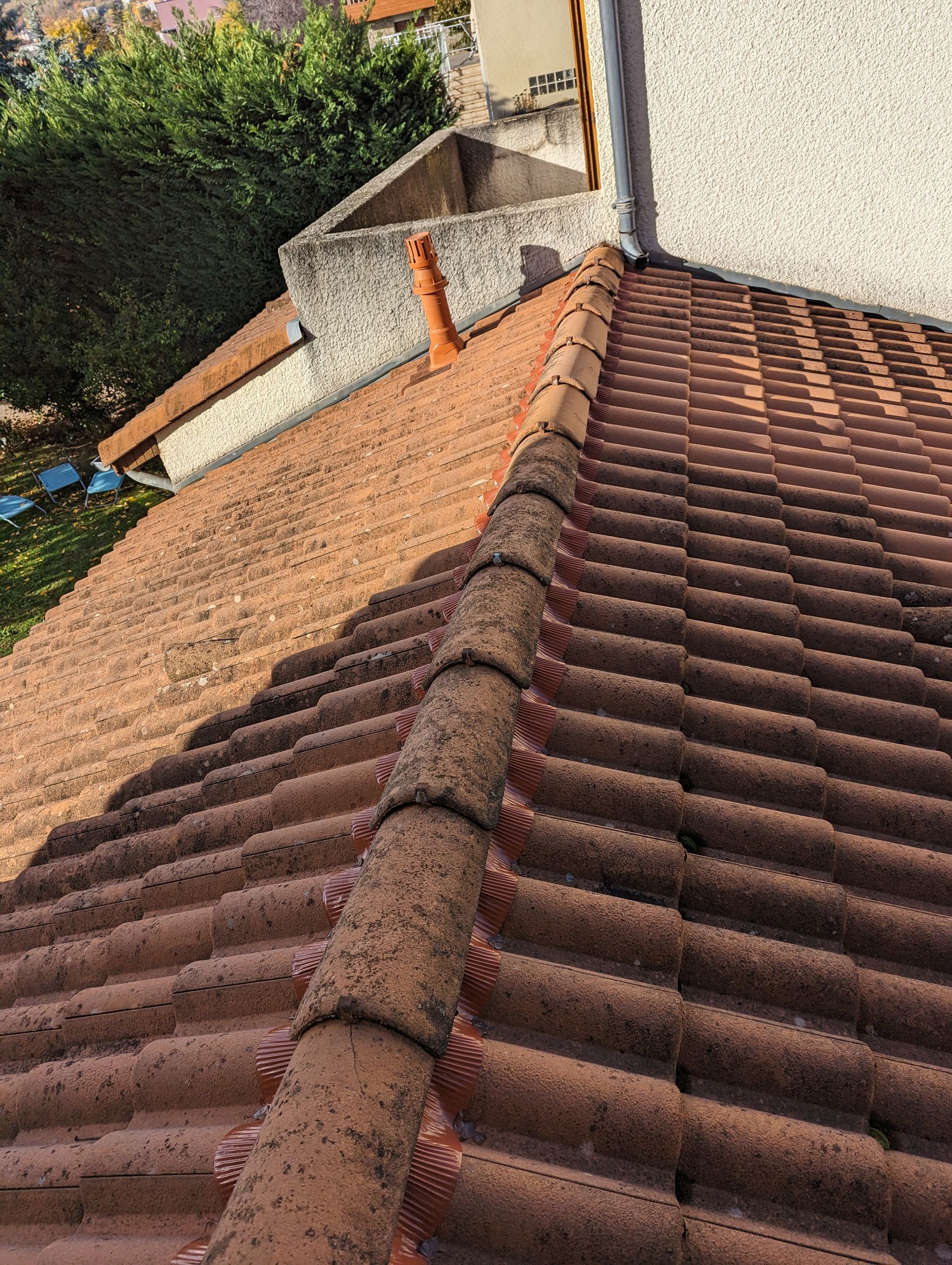 Pose de tuiles sur une toiture en pente, fin des travaux