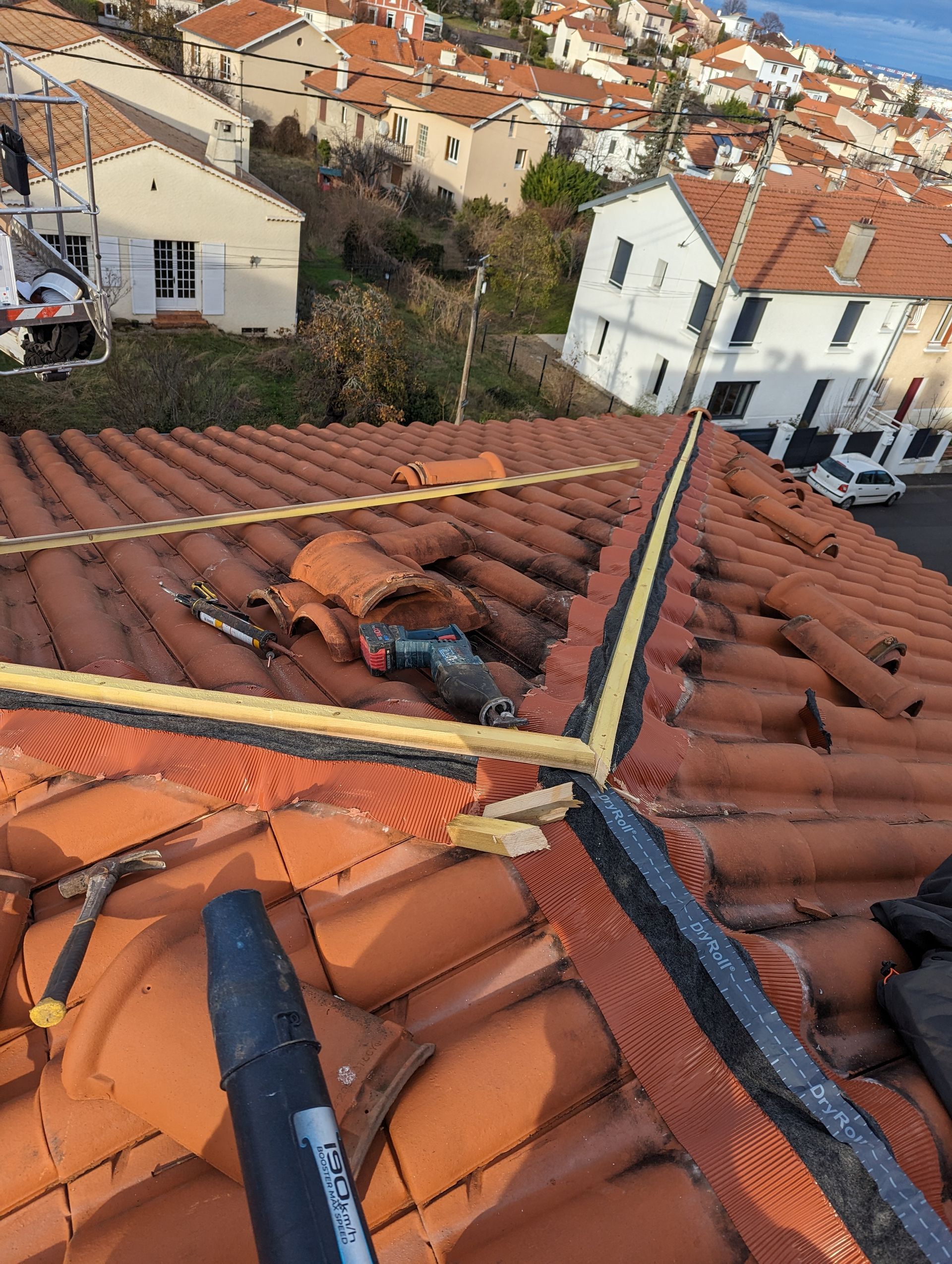 Réfection d'un toit en tuile par nos couvreurs, suite du chantier