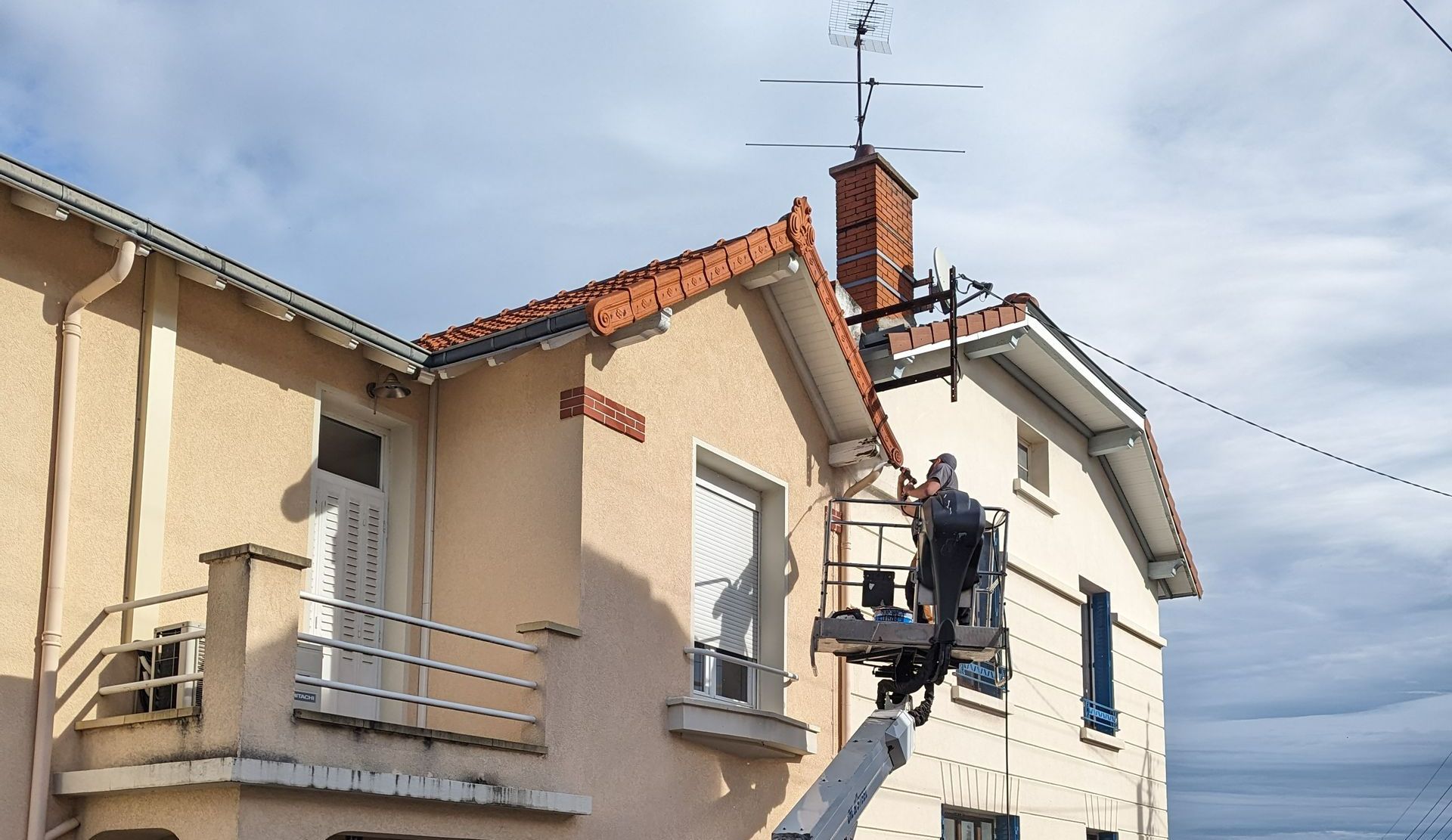 Travaux sur une toiture en tuile, en cours de chantier