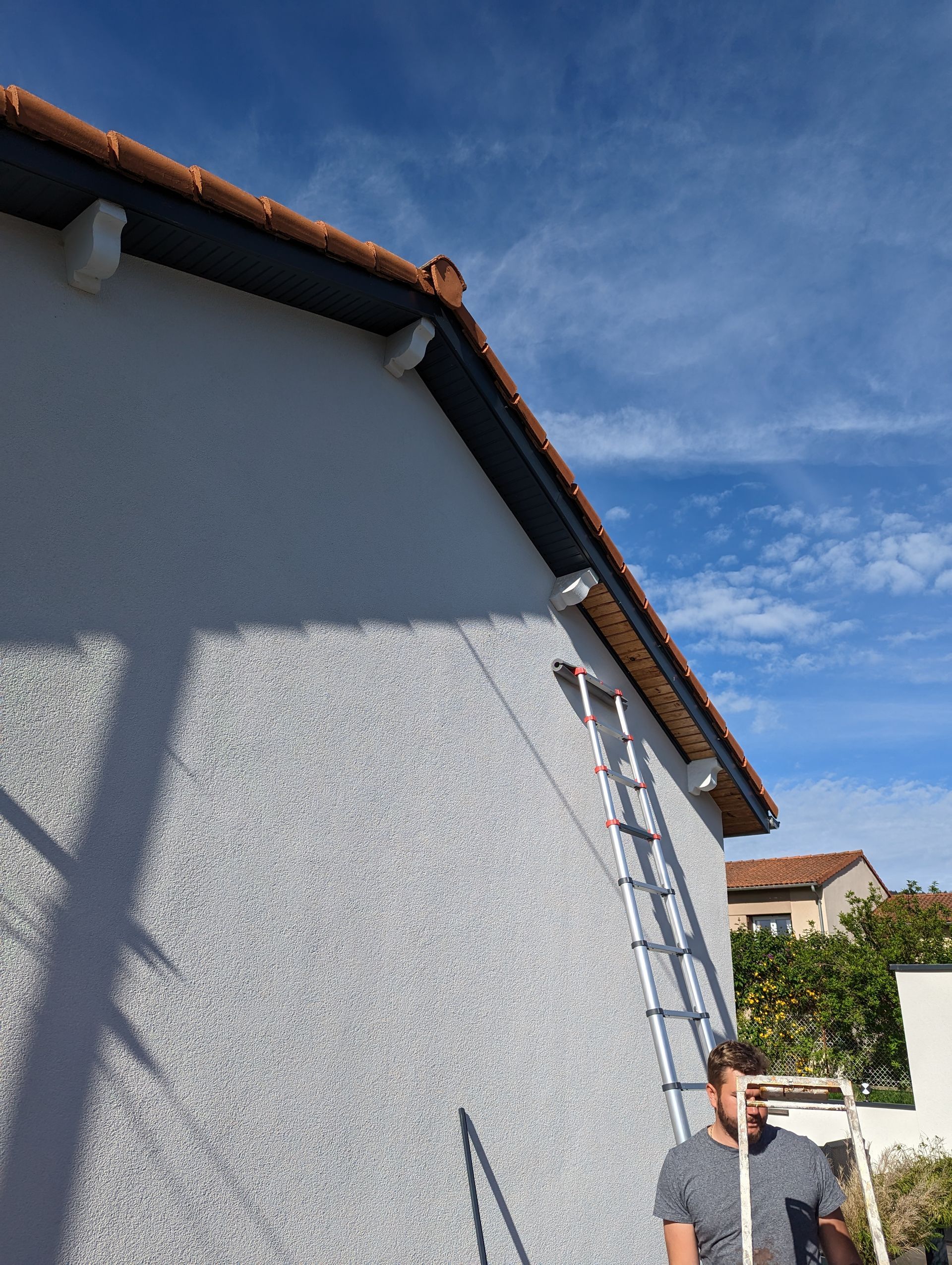 Vue du dessous de toit, en façade