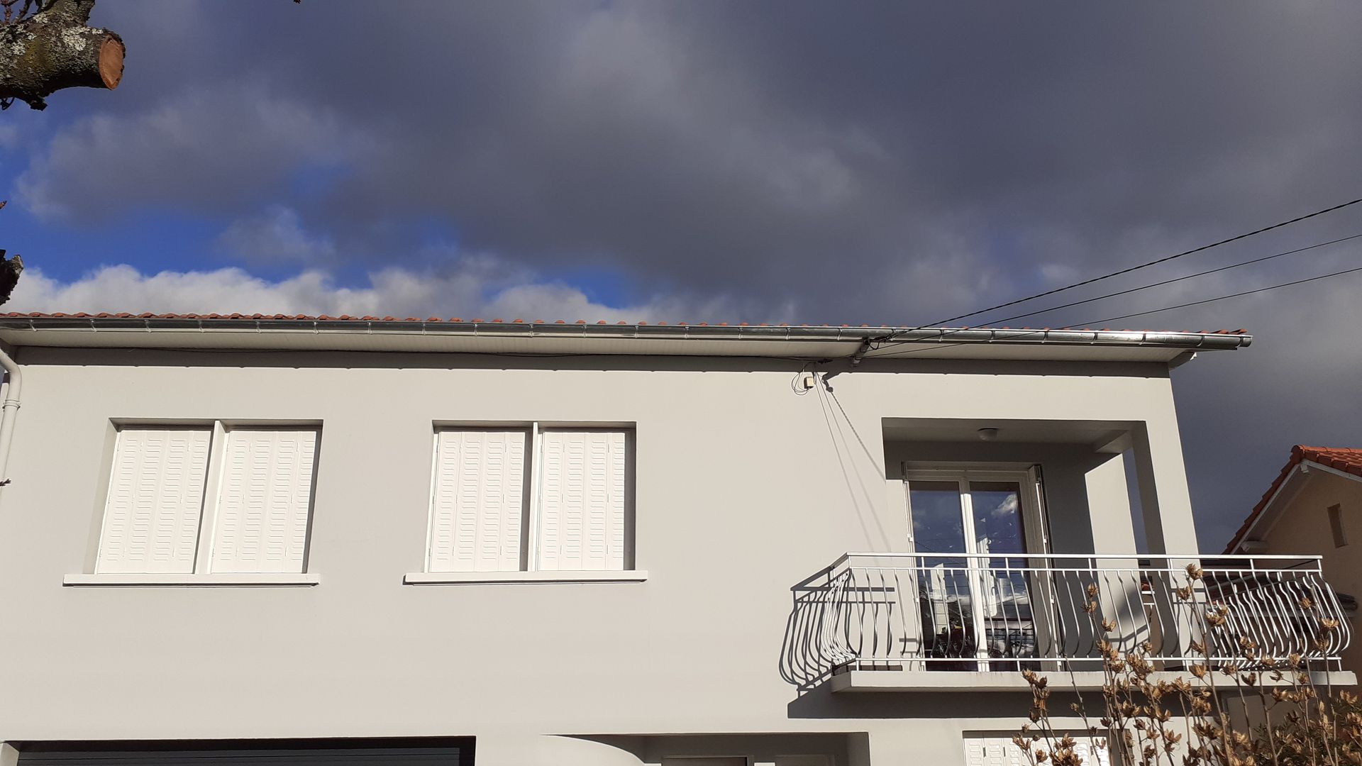 Vue de l'étage de la maison en cours de rénovation, plan suivant