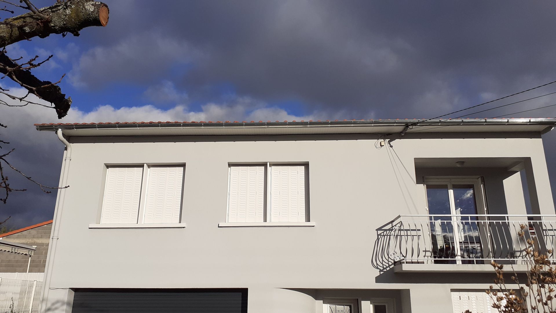 Vue de l'étage de la maison en cours de rénovation, suite