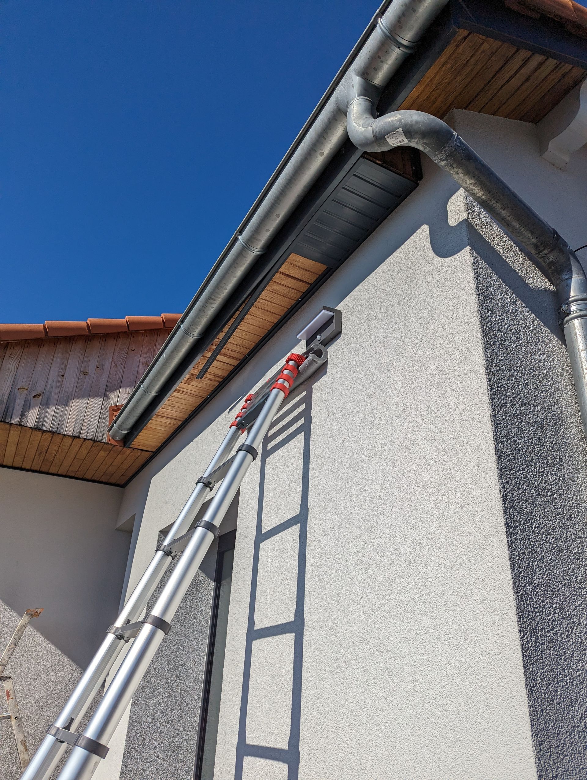 Rénovation de toit en cours, échelle