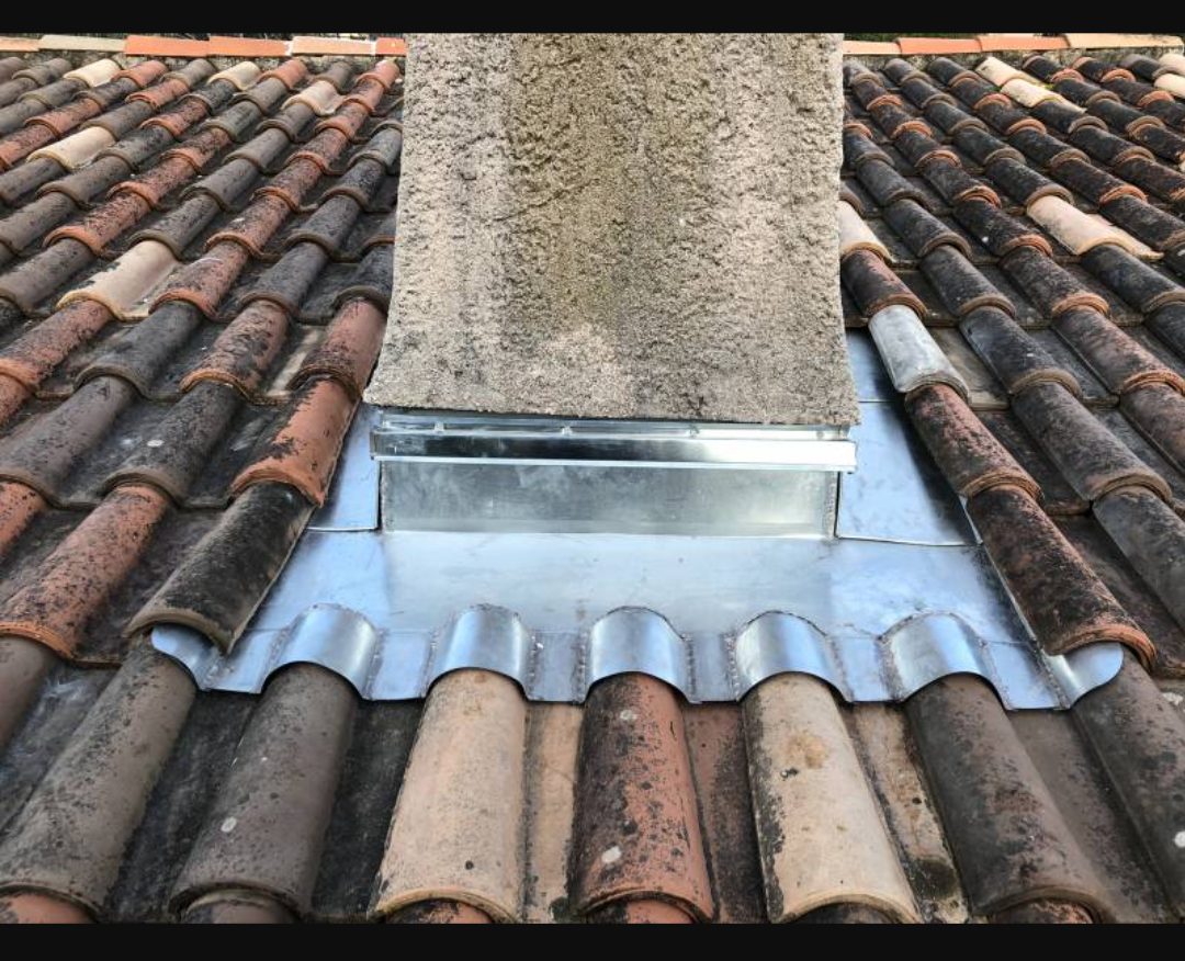 Entourage de cheminée en zinc sur toiture
