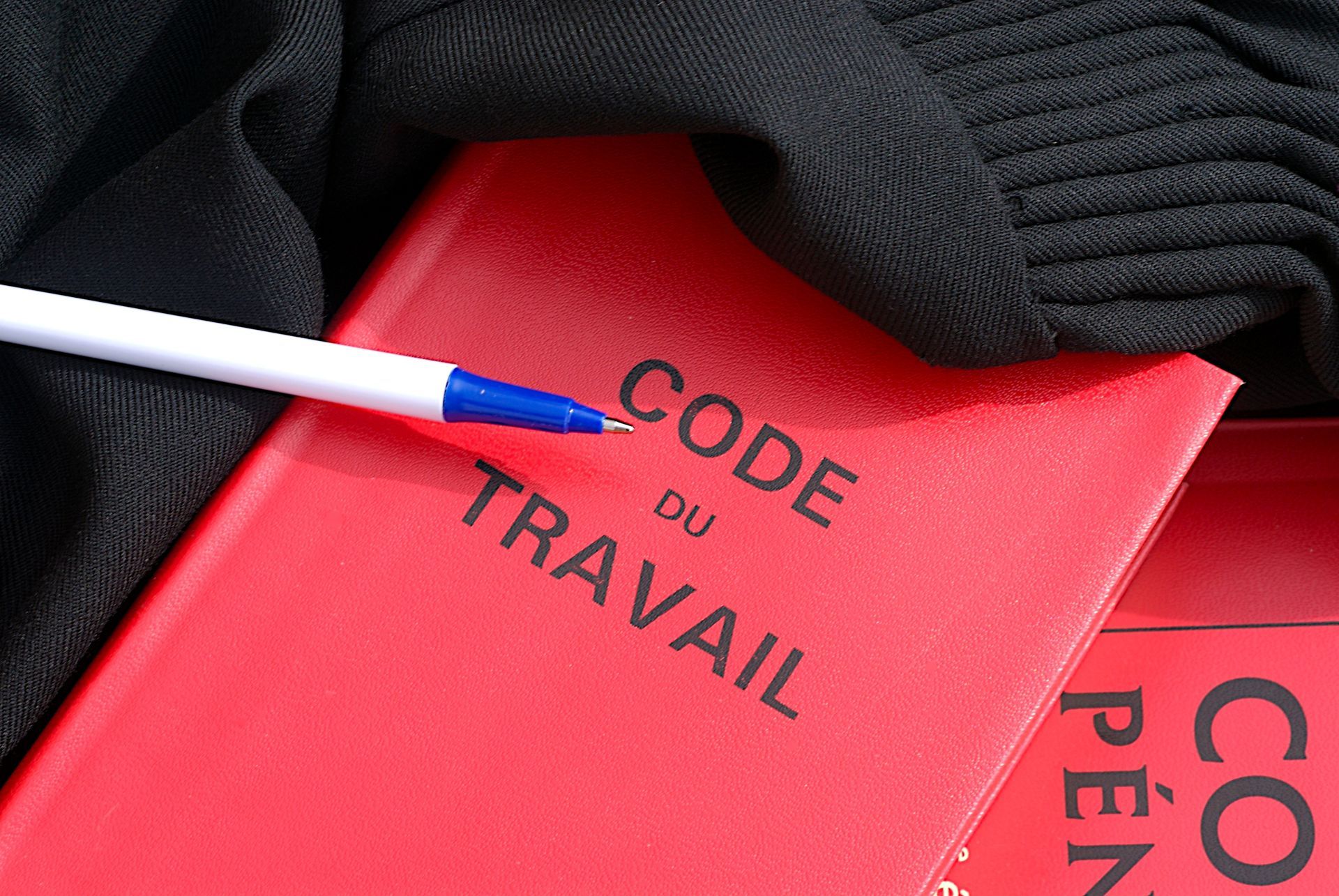 Couverture rouge du livre sur le droit du travail