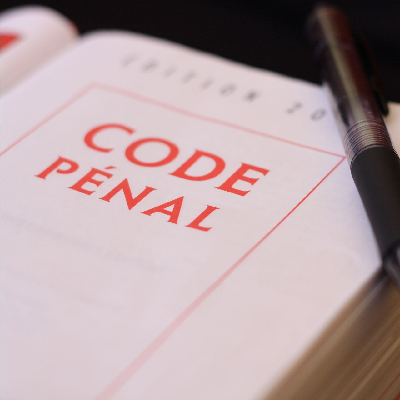 Page ouverte d'un livre avec le titre en rouge Code pénal