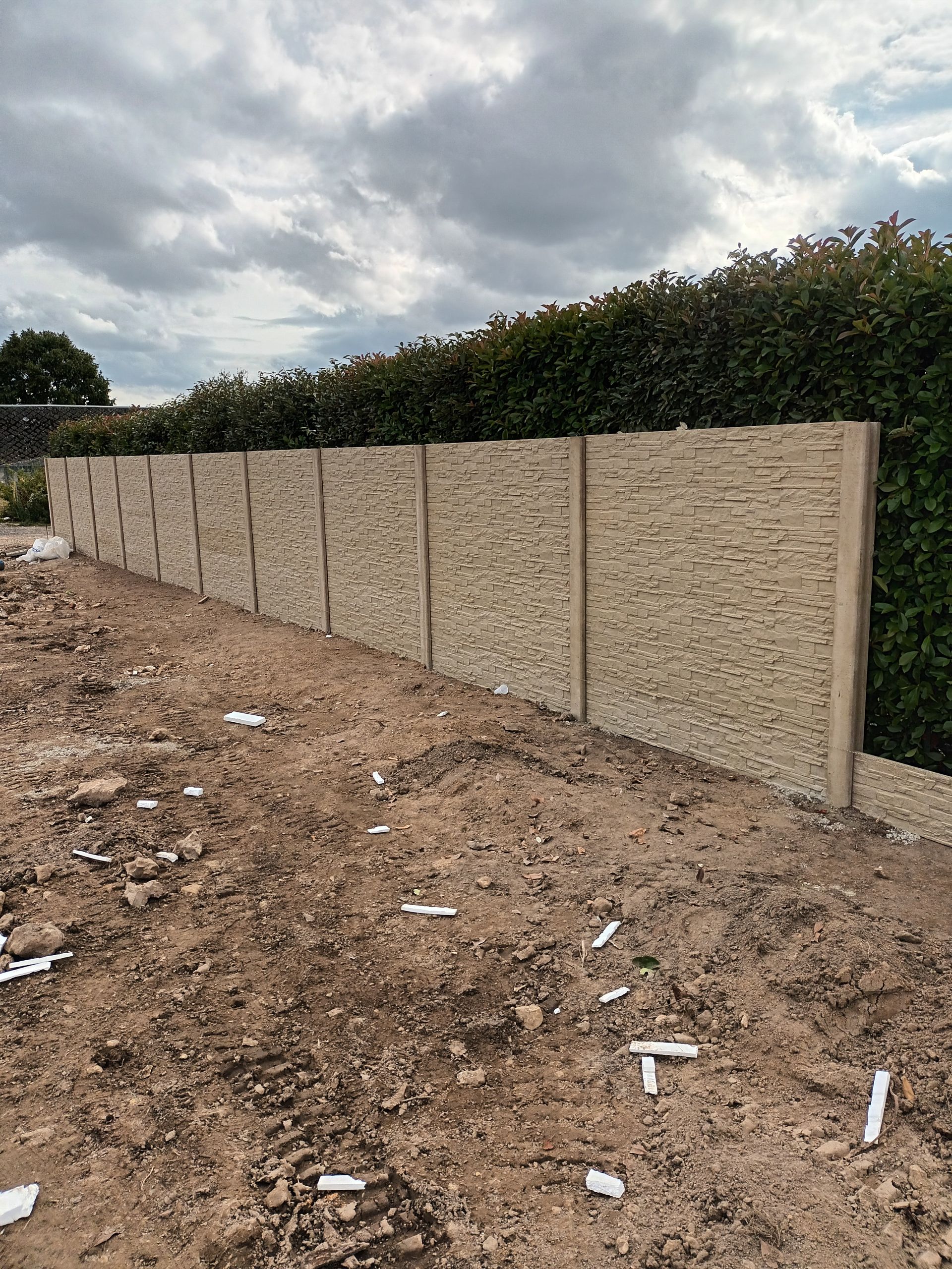 Délimitation en bois devant un terrain en friches